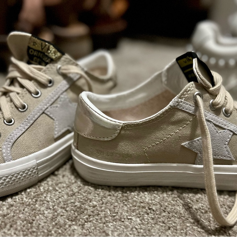 Vintage Havana beige low top tennis shoes. Size 5.5, worn once.